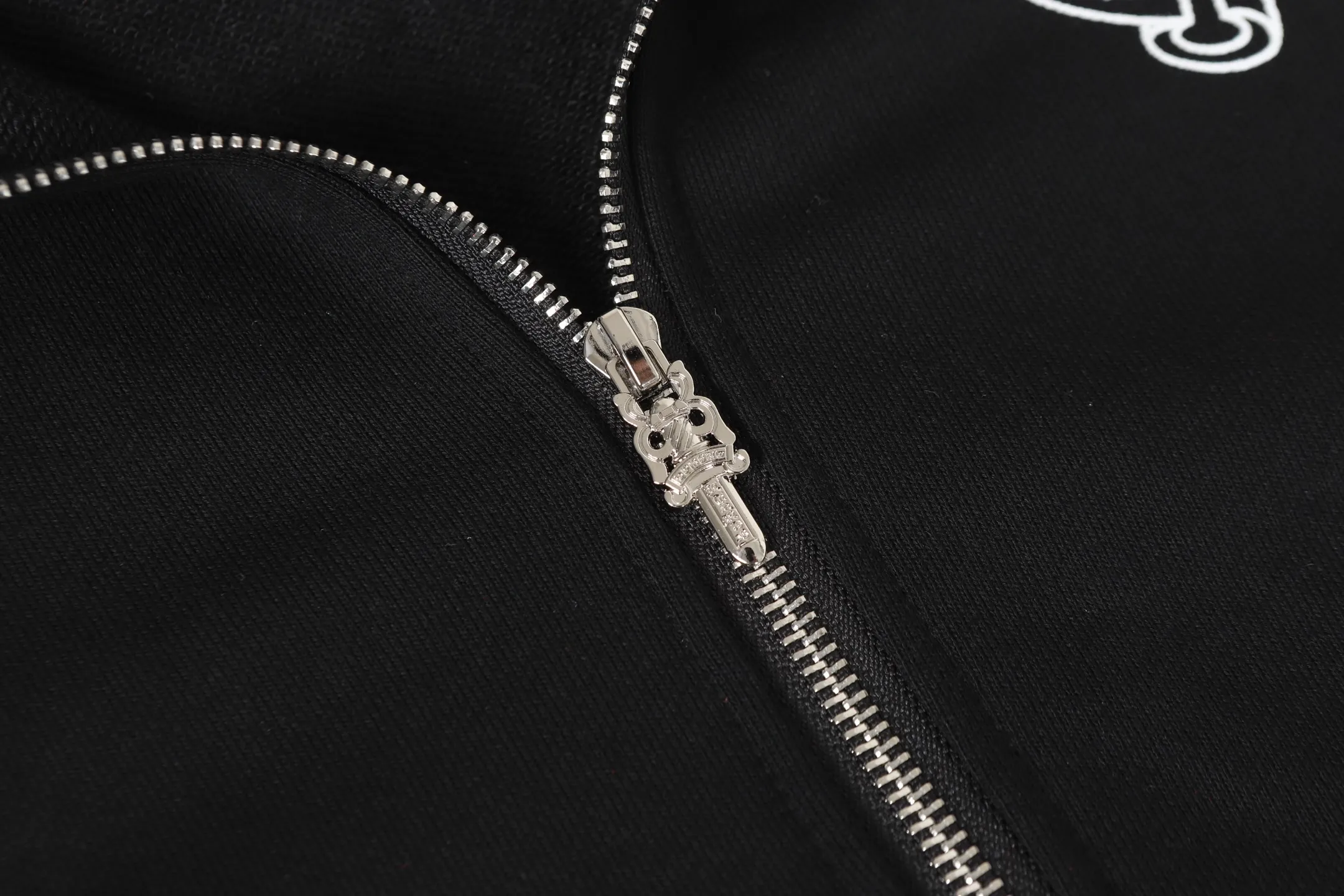 P240 Cross-border model, please do not place an order if you are pursuing quality -Chrome Hearts/Chrome Hearts Horseshoe Sanskrit flower arm printed zipper sweatshirt cardigan jacket -High weight, high density and high quality. The wool is soft, delicate and skin-friendly. It feels soft and silky. It has excellent warmth and skin-friendly properties. -Size: S M L XL